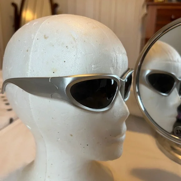 Stylish Silver Sunglasses - Picture 3 of 4